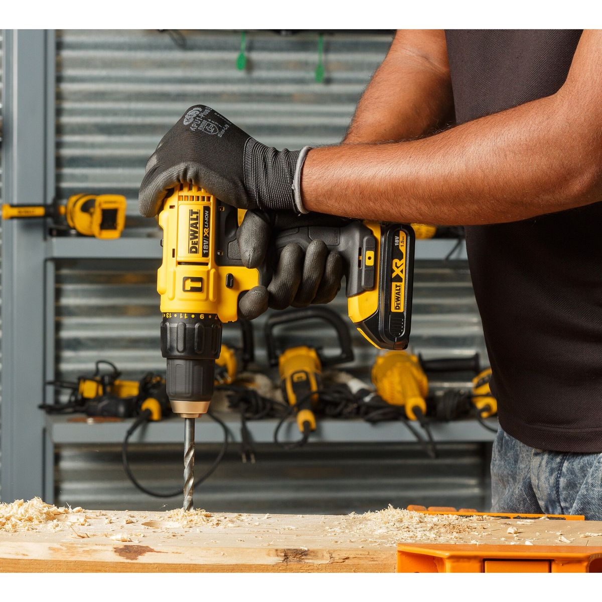 DeWalt 18V 1.5Ah Hammer Drill Driver with 100 Bits Set